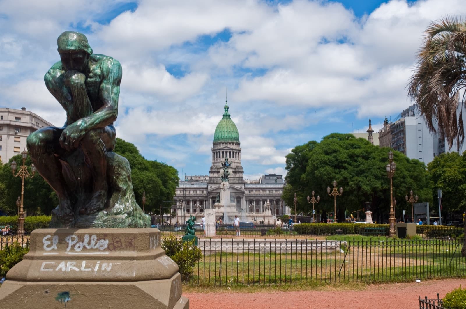 El Pensador de Rodin frente al Congreso