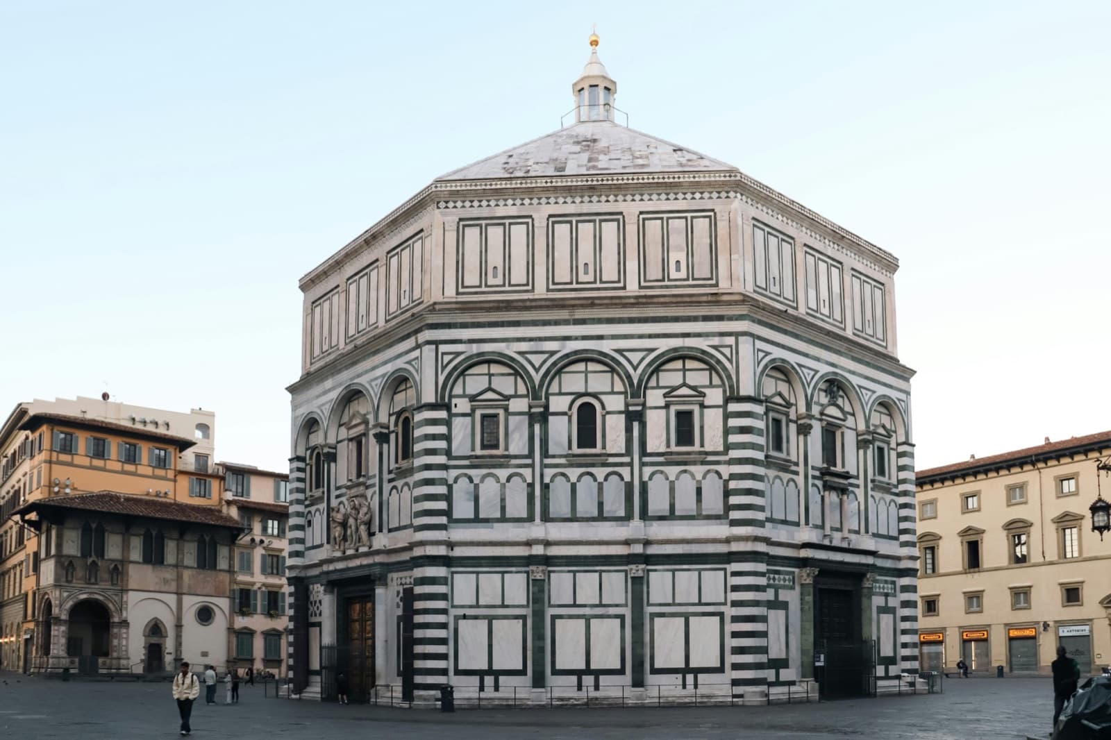Baptisterio de San Giovanni frente al Duomo de Florencia