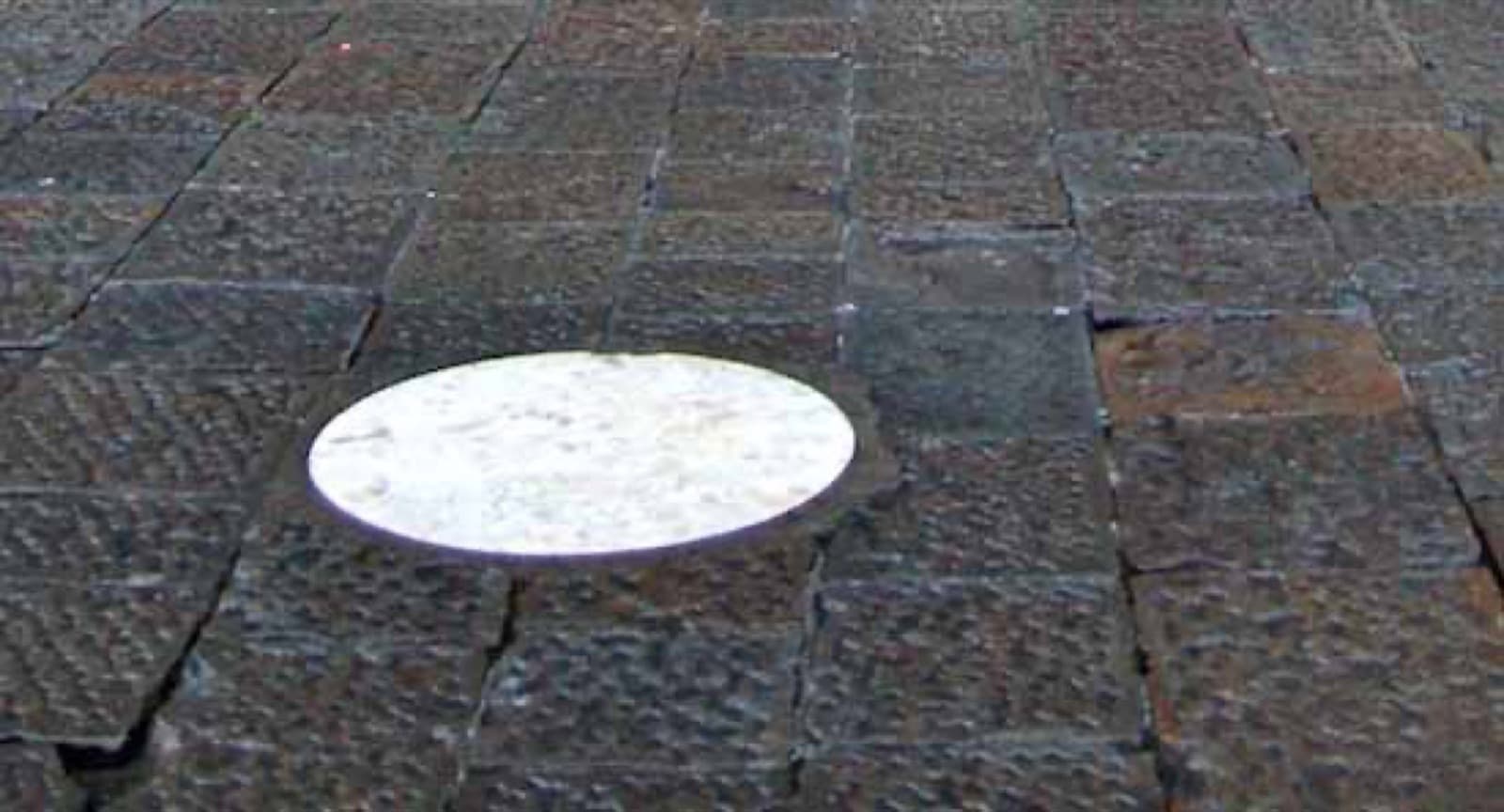 Placa que marca el sitio donde fue ejecutado Savonarola
