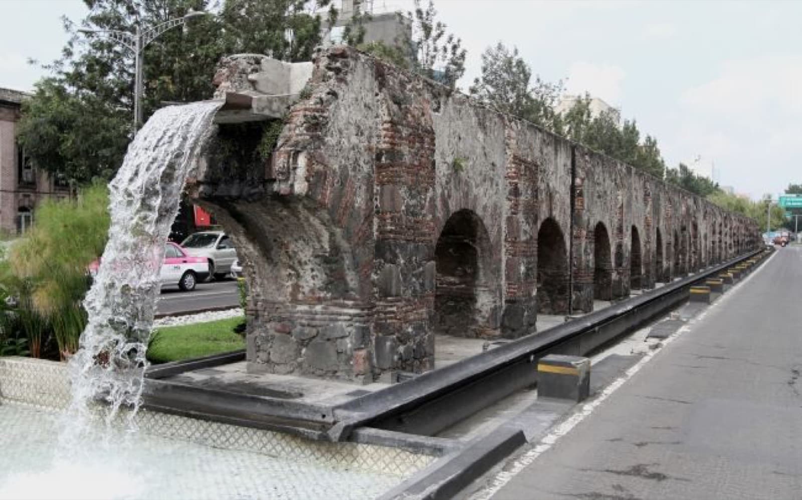 Restos del acueducto colonial de Chapultepec