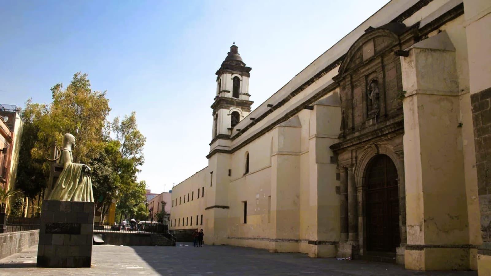 Claustro del antiguo convento de San Jerónimo