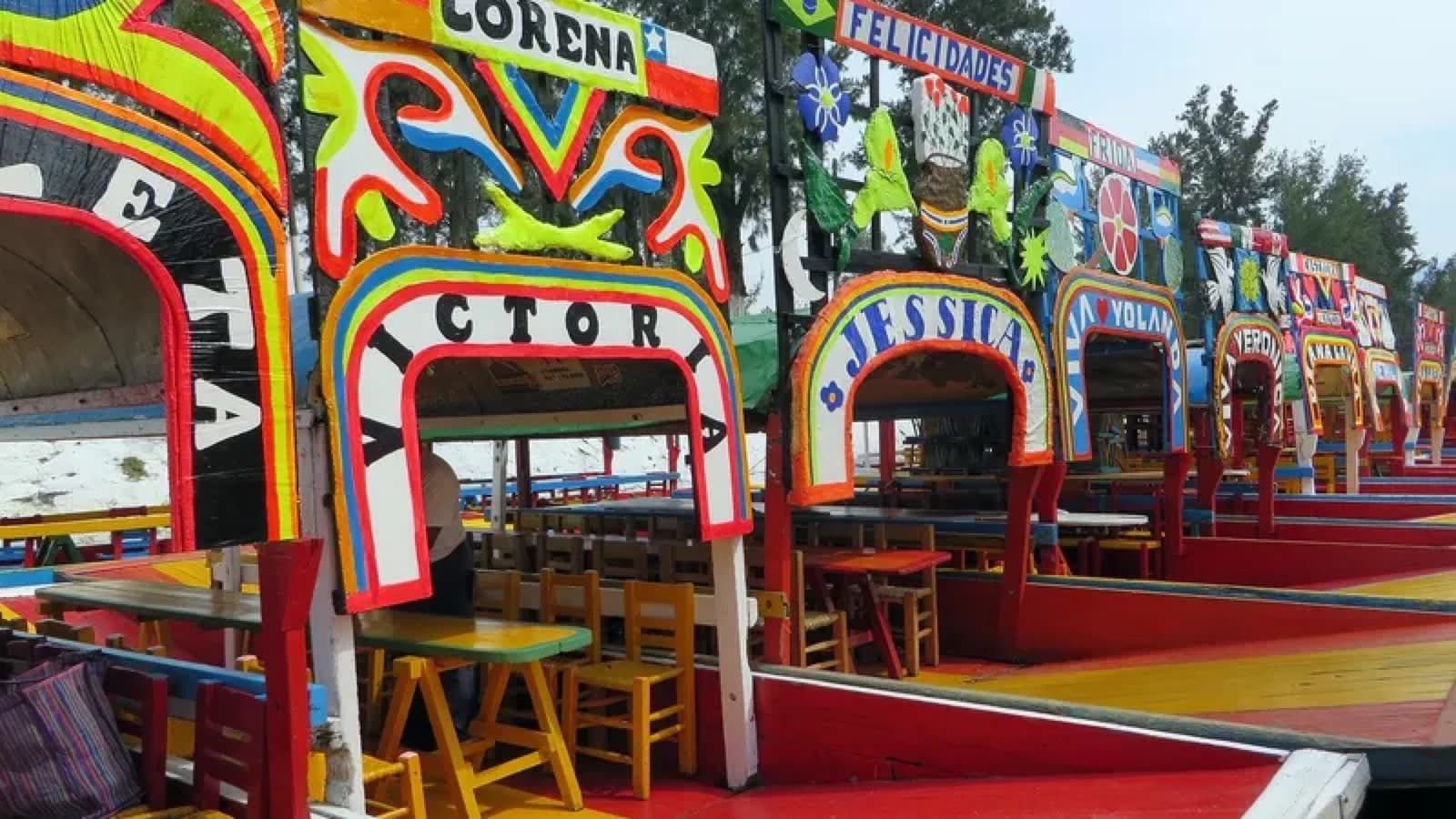 Trajineras en los canales de Xochimilco
