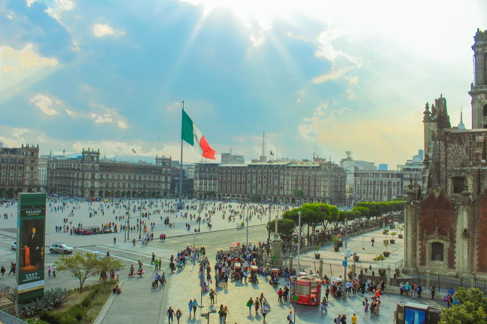 Plaza de la Constitución (Zócalo) y bandera de México