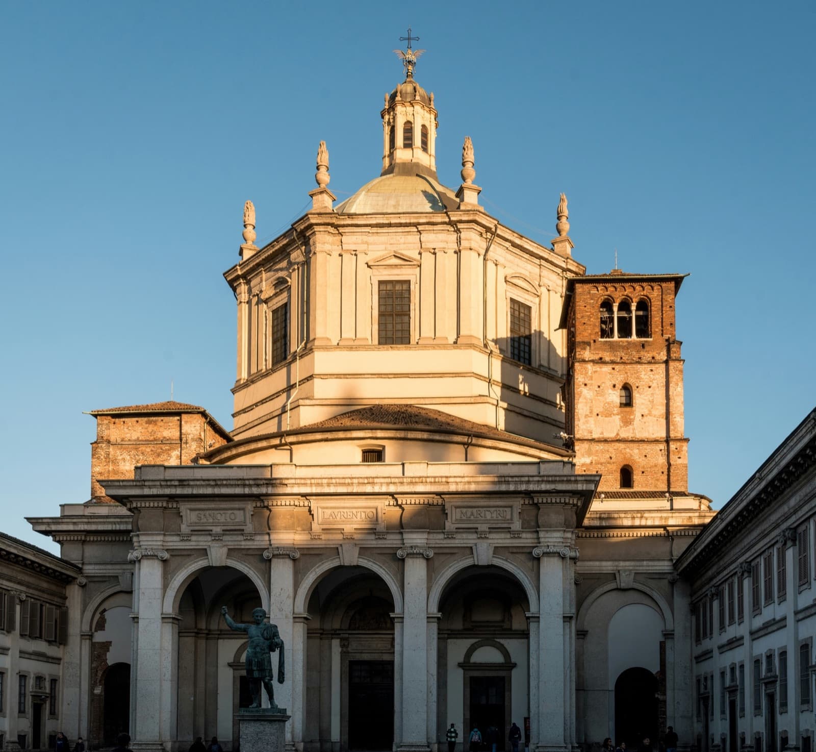 Colonne di San Lorenzo frente a la basílica