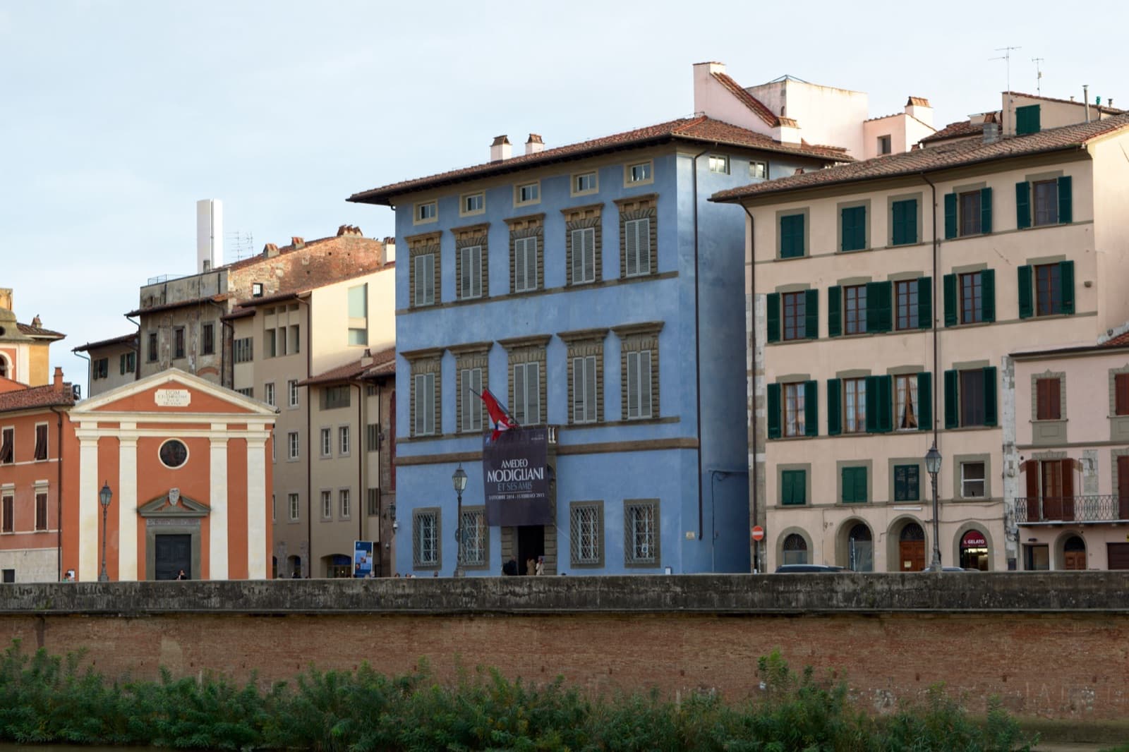 Fachada azul del Palazzo Blu sobre el Arno