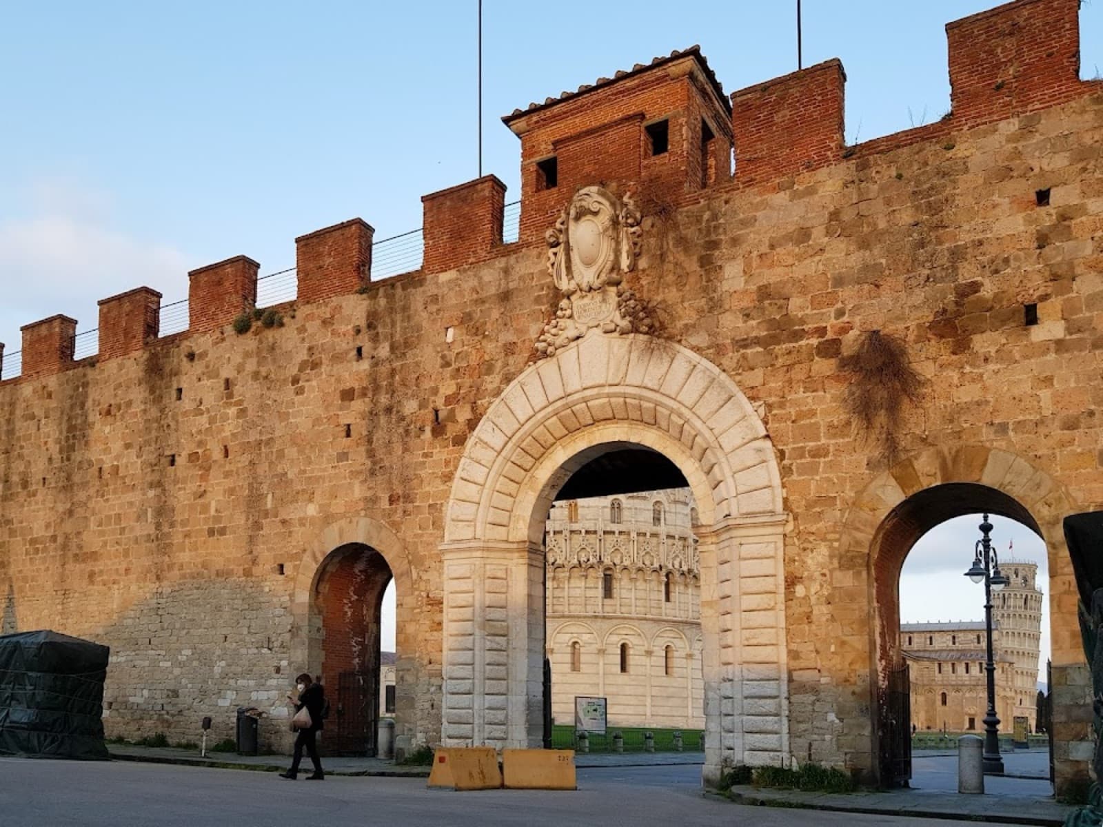 Porta Santa Maria en la muralla medieval