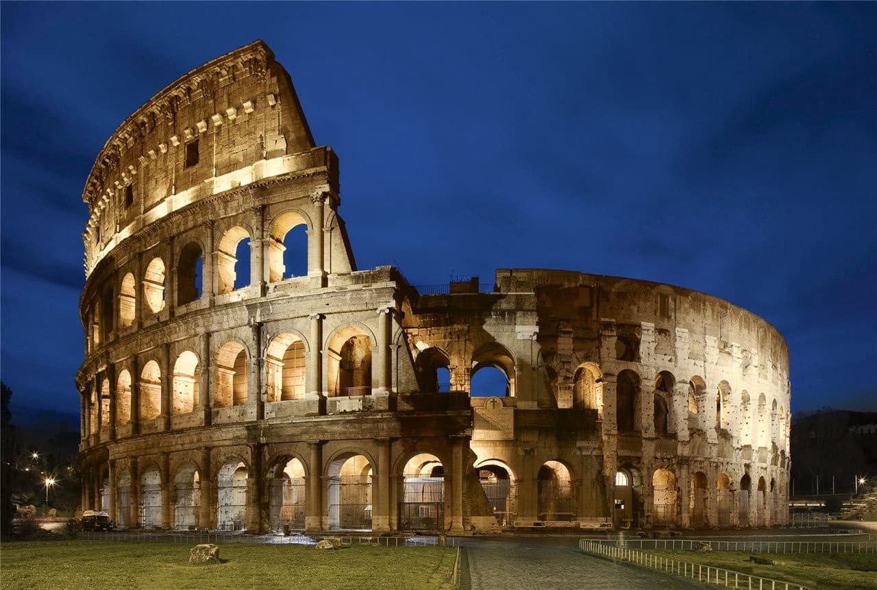 Vista nocturna del Coliseo de Roma