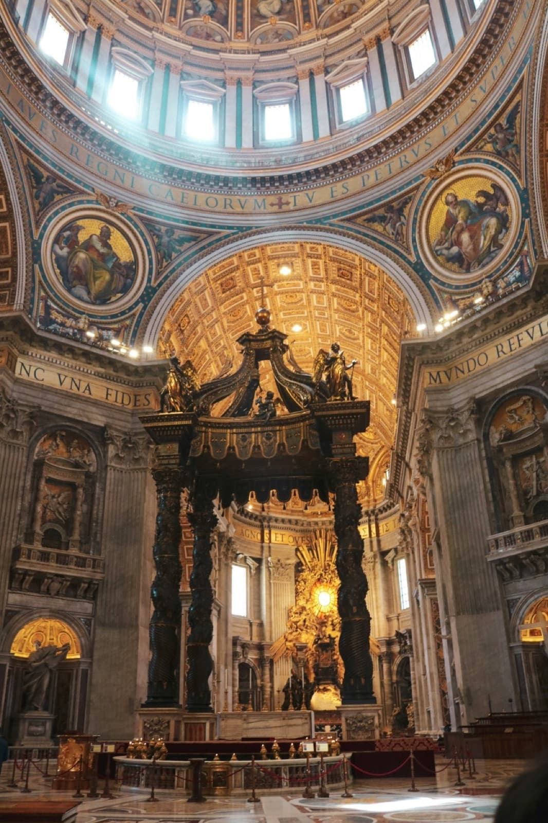 Baldaquino de bronce de Bernini sobre el altar papal