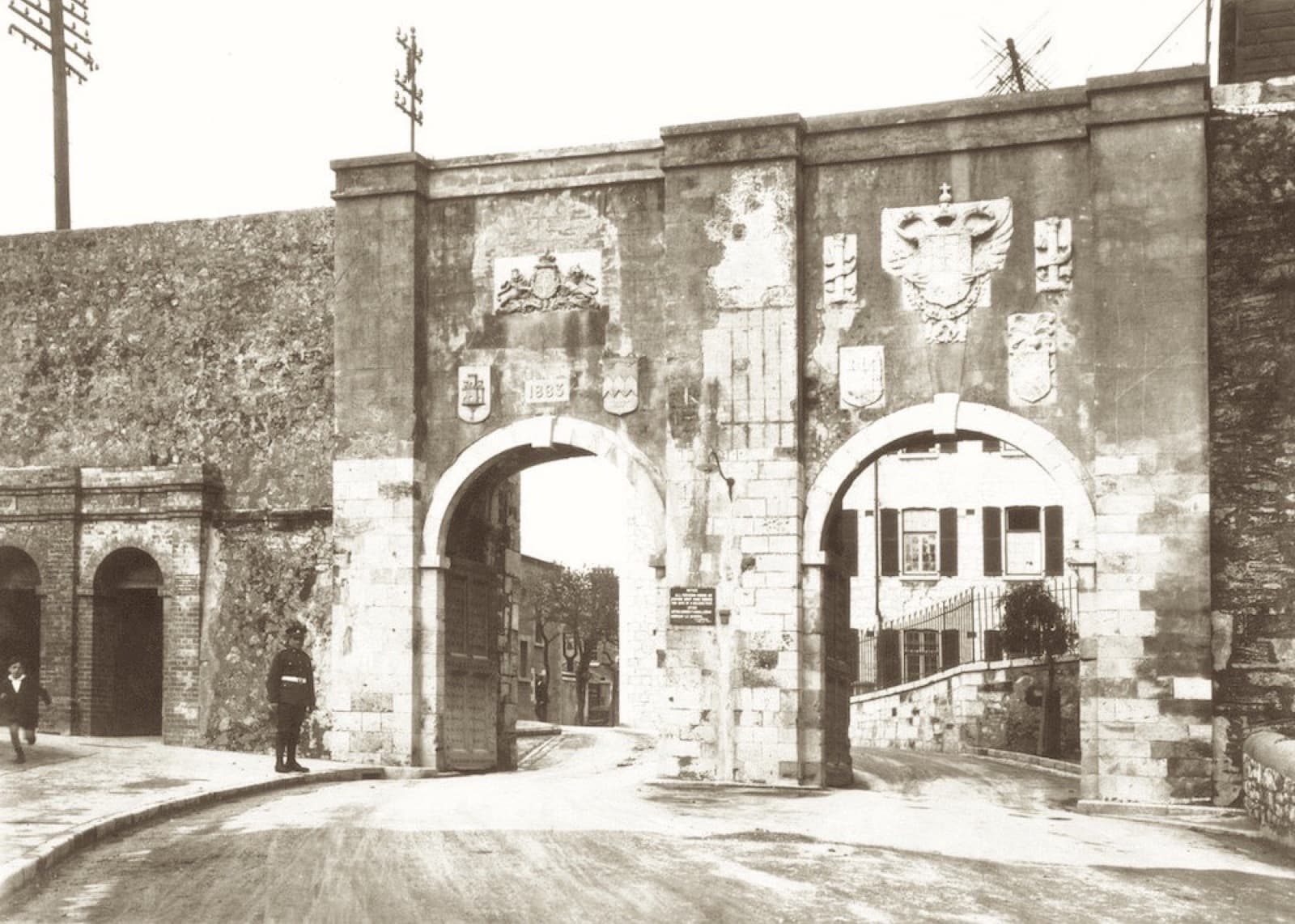 Vestigios medievales de las murallas de Carlos V