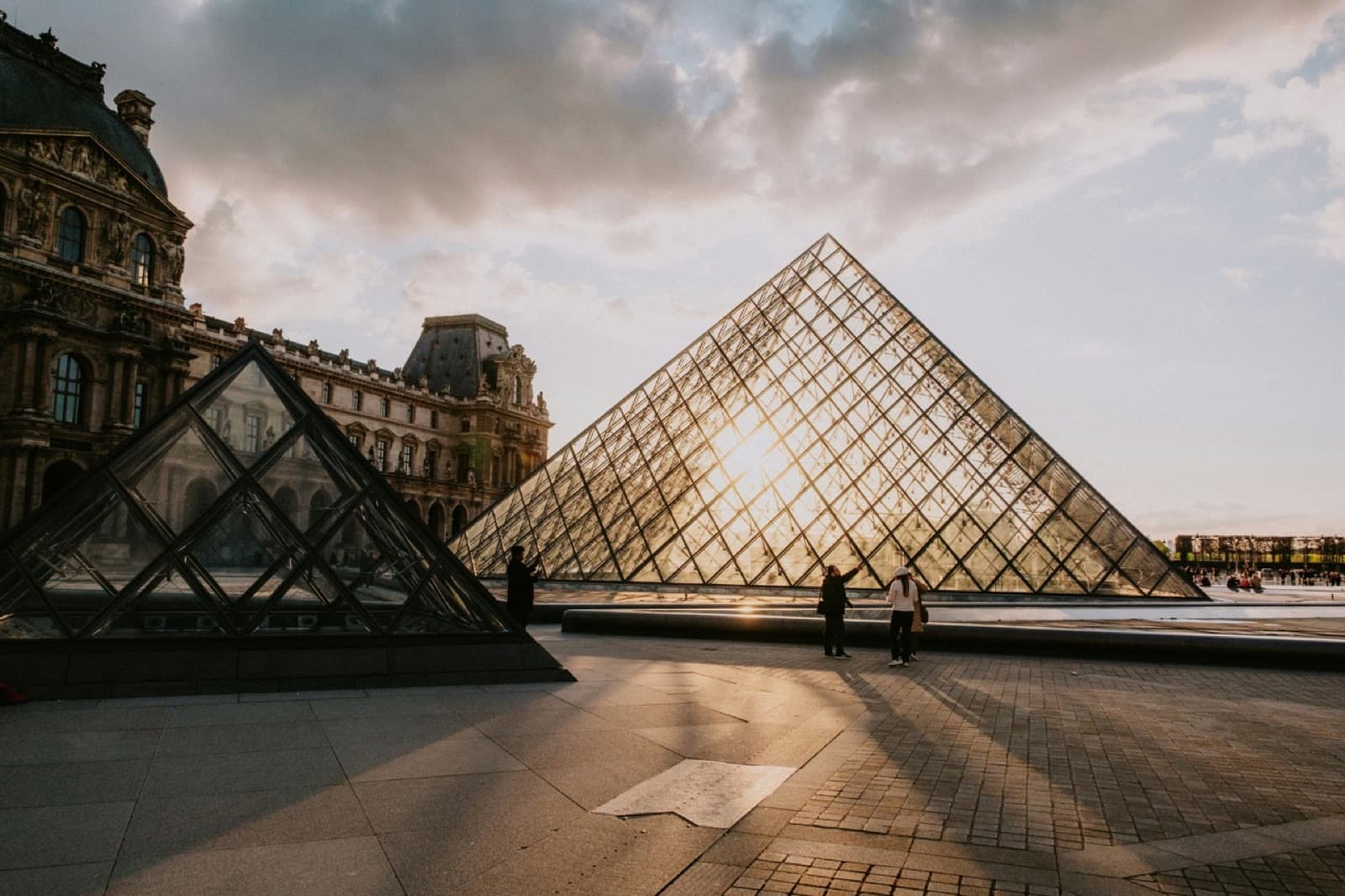 Museo del Louvre y su pirámide