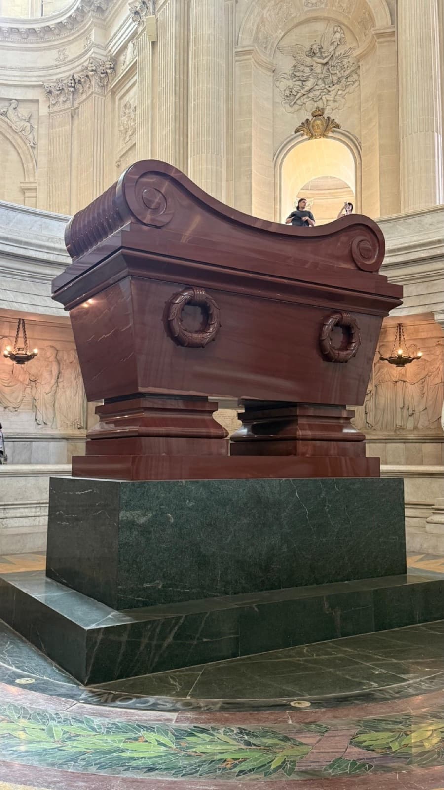 Sarcófago de Napoleón bajo la cúpula de los Inválidos